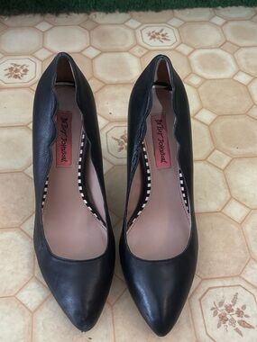 Betsey Johnson Black Pointed Toe Scalloped Edge Pumps